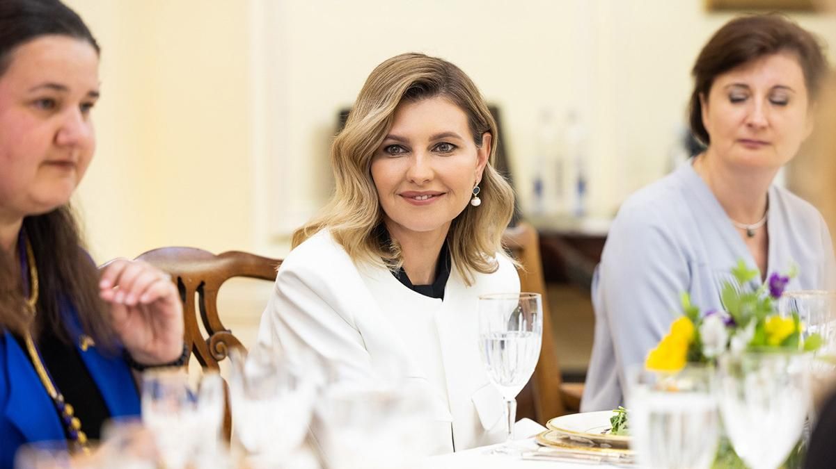 Елена Зеленская в США – новый выход в черно-белом наряде и с легкой улыбкой Елена Зеленская в США – новый выход в черно-белом наряде и с легкой улыбкой