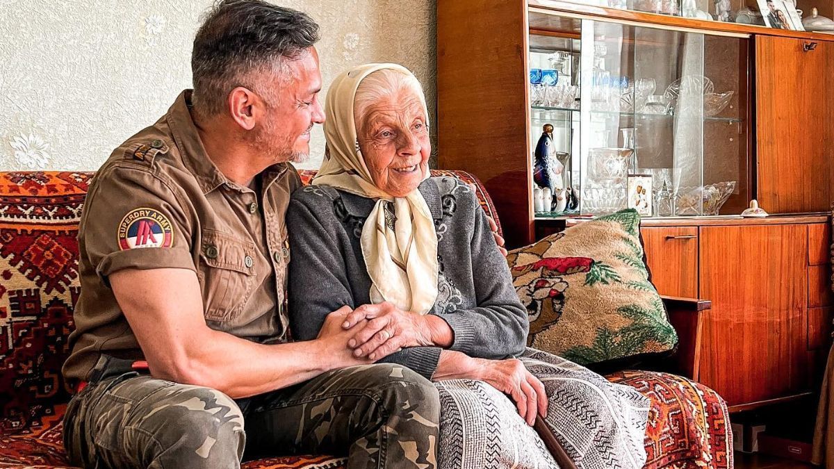 Эктор Хименес-Браво помог бабушке, дом которой разбомбили оккупанты Эктор Хименес-Браво помог бабушке, дом которой разбомбили оккупанты