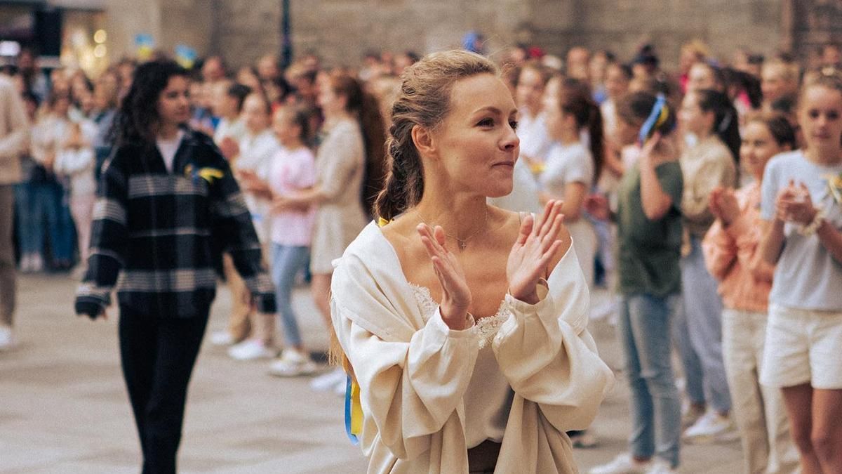 Олена Шоптенко станцювала з українцями в центрі Відня – відео флешмобу