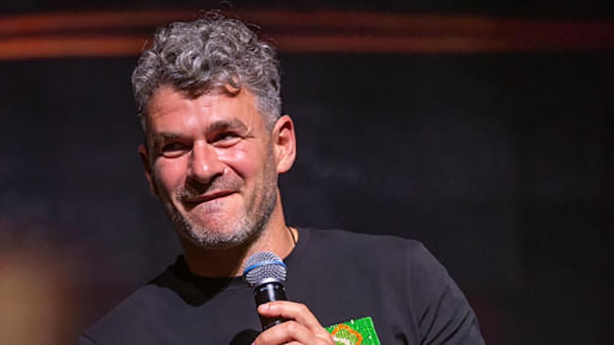 Что Мирзоян думает о коллегах, которые переобулись и клепают украиноязычные песни Что Мирзоян думает о коллегах, которые переобулись и клепают украиноязычные песни