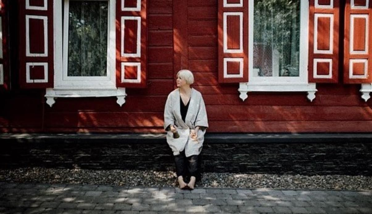 ONUKA переехала в Чернигов - теплые фото с семьей в доме дедушки ONUKA переехала в Чернигов - теплые фото с семьей в доме дедушки