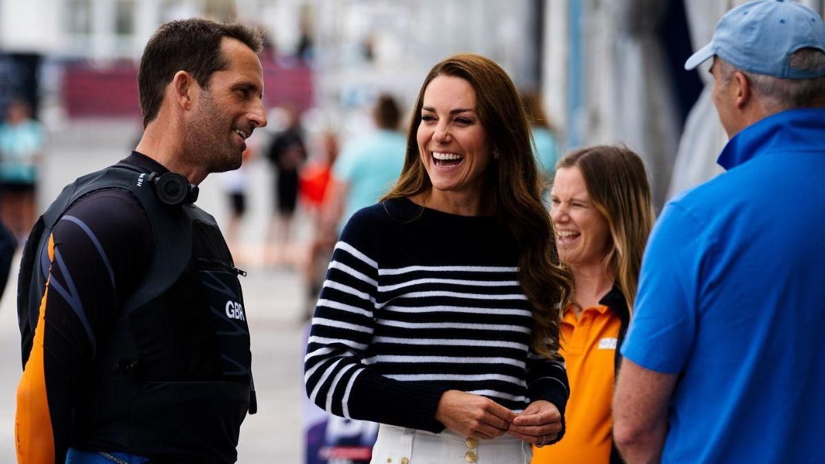 Кейт Міддлтон в коротких шортах і джемпері: фото Кейт Міддлтон в коротких шортах і джемпері: фото