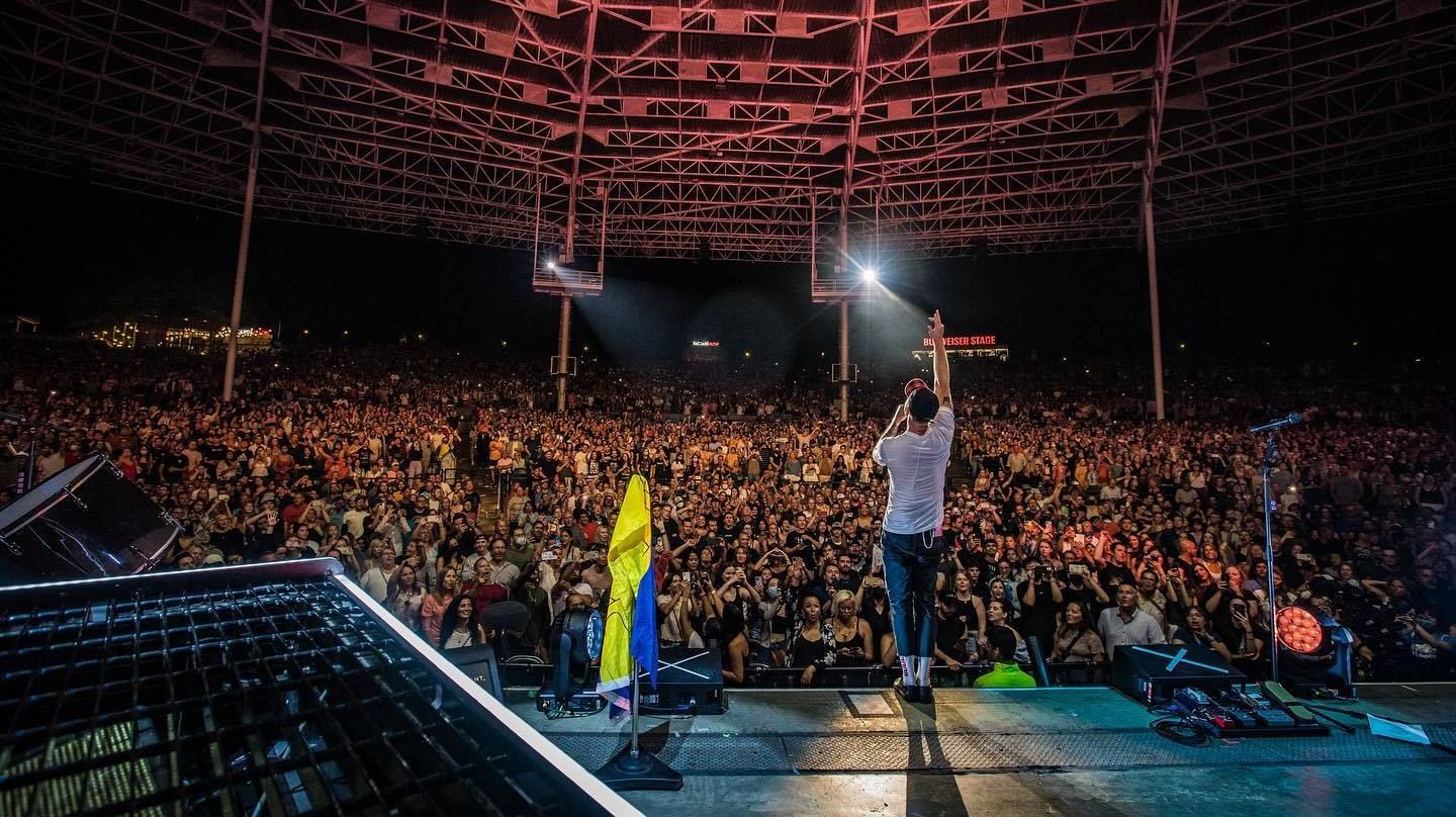 OneRepublic поднял украинский флаг на концерте в Торонто - фото и видео OneRepublic поднял украинский флаг на концерте в Торонто - фото и видео