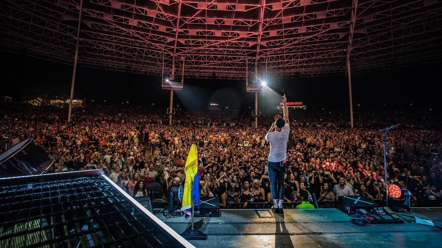 OneRepublic поднял украинский флаг на концерте в Торонто - фото и видео