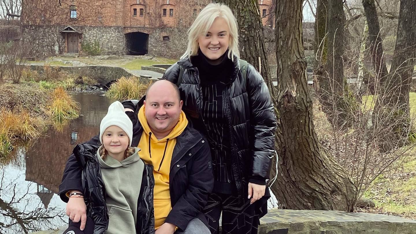 Дружина Юрія Ткача збирала гроші на ЗСУ з донькою - милі відео Дружина Юрія Ткача збирала гроші на ЗСУ з донькою - милі відео