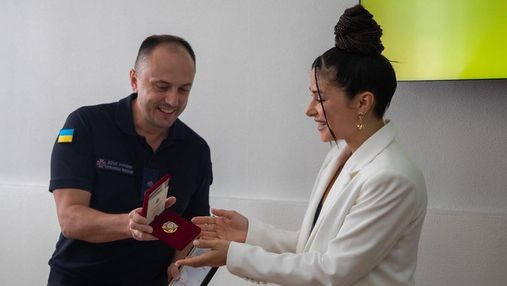 "Я зворушена": рятувальники ДСНС нагородили Злату Огнєвіч за пісню "Світло"