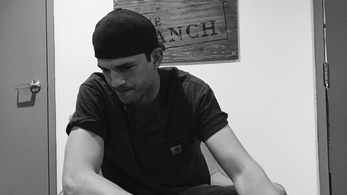 Эштон Кутчер мог ослепнуть и оглохнуть из-за редкой болезни Эштон Кутчер мог ослепнуть и оглохнуть из-за редкой болезни