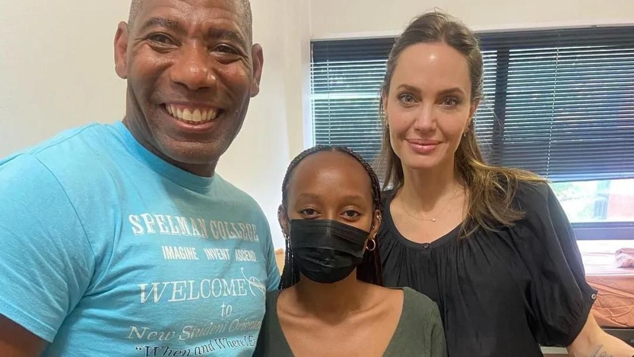 Анджеліна Джолі відправила прийомну доньку Захару на навчання - фото і відео Анджеліна Джолі відправила прийомну доньку Захару на навчання - фото і відео