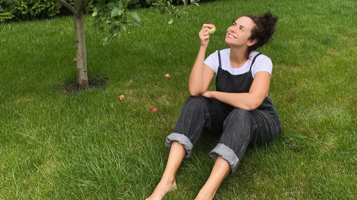 Настя Каменских вернулась в Украину – фото в саду под Киевом Настя Каменских вернулась в Украину – фото в саду под Киевом