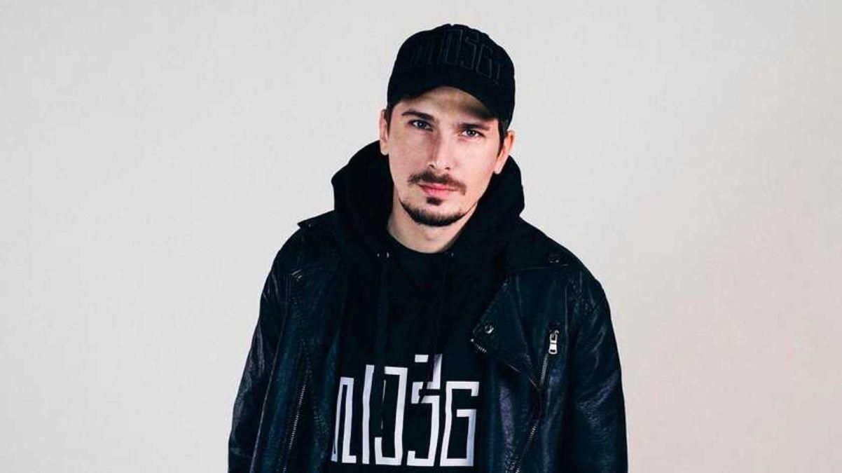 Позитив самостоятельно делает ремонт в доме, который приобрел до войны Позитив самостоятельно делает ремонт в доме, который приобрел до войны