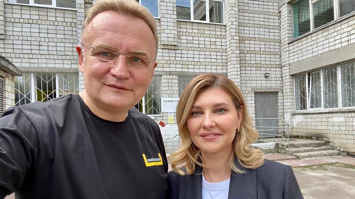 Олена Зеленська у Львові – деталі візиту, образ у джинсах, селфі з Садовим Олена Зеленська у Львові – деталі візиту, образ у джинсах, селфі з Садовим