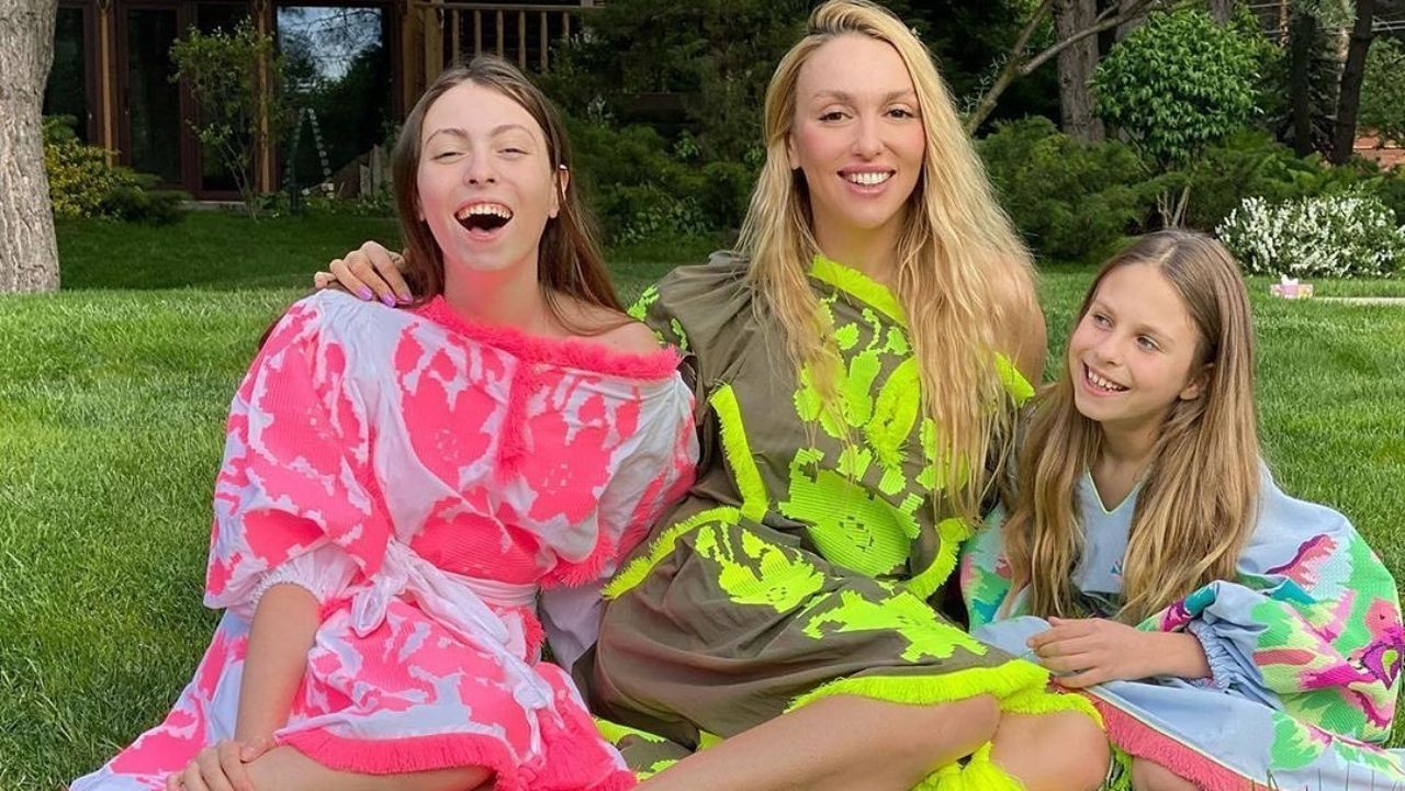 Оля Полякова з доньками їдуть в Україну - відео Оля Полякова з доньками їдуть в Україну - відео