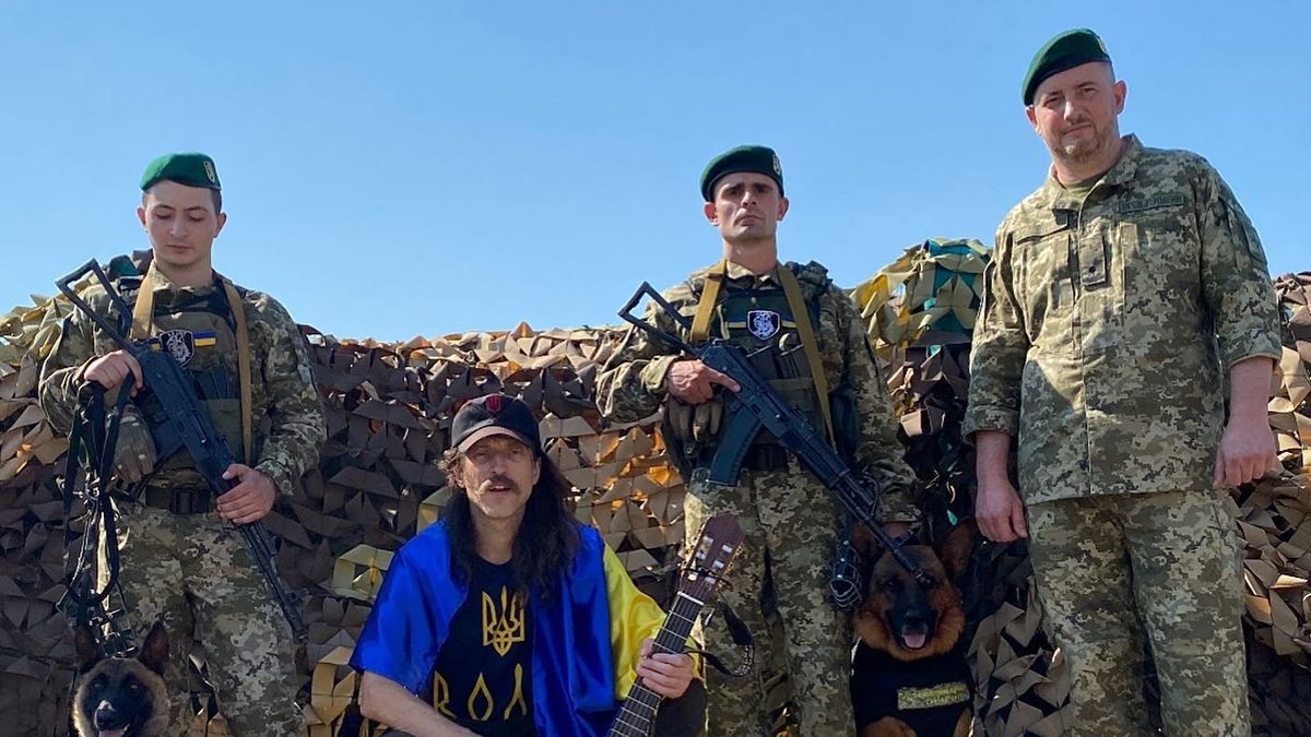 Евгений Гудзь из группы Gogol Bordello приехал в Украину – с кем он встретился Евгений Гудзь из группы Gogol Bordello приехал в Украину – с кем он встретился