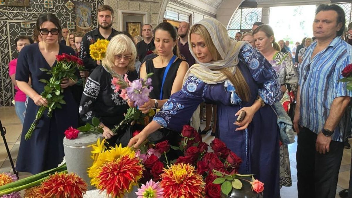 Похорон Руслани Писанки – Ольга Сумська розплакалася біля праху – фото