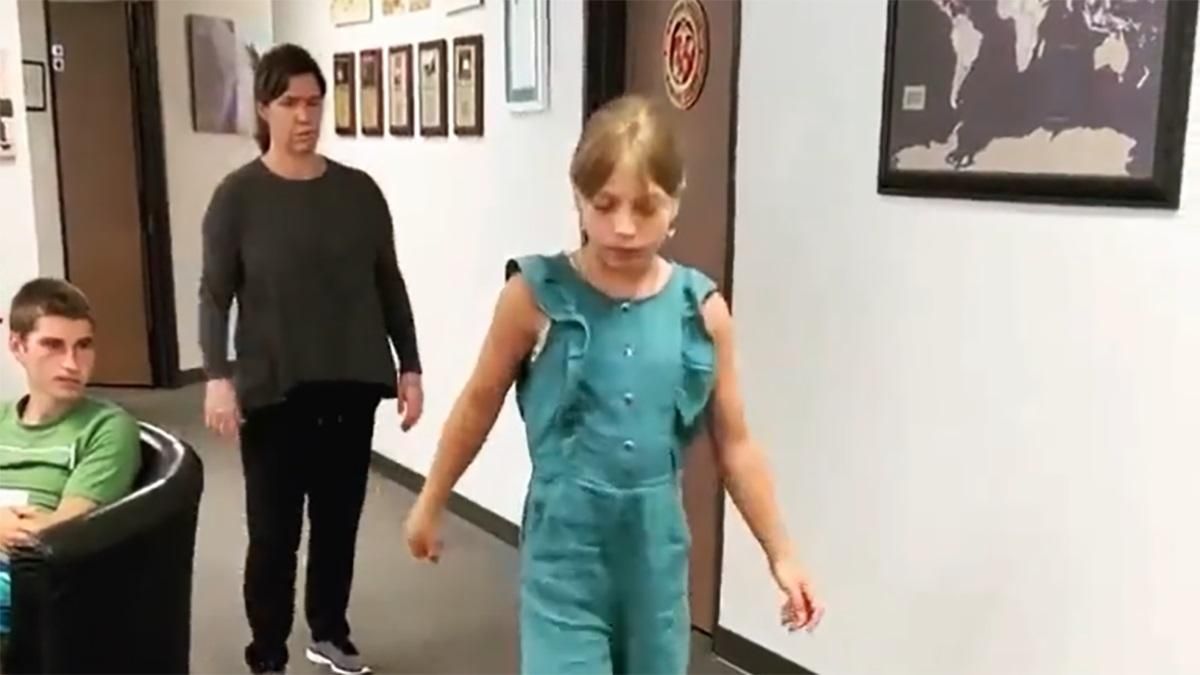 Елена Зеленская показала 11-летнюю Яну из Краматорска – как она учится ходить на протезах