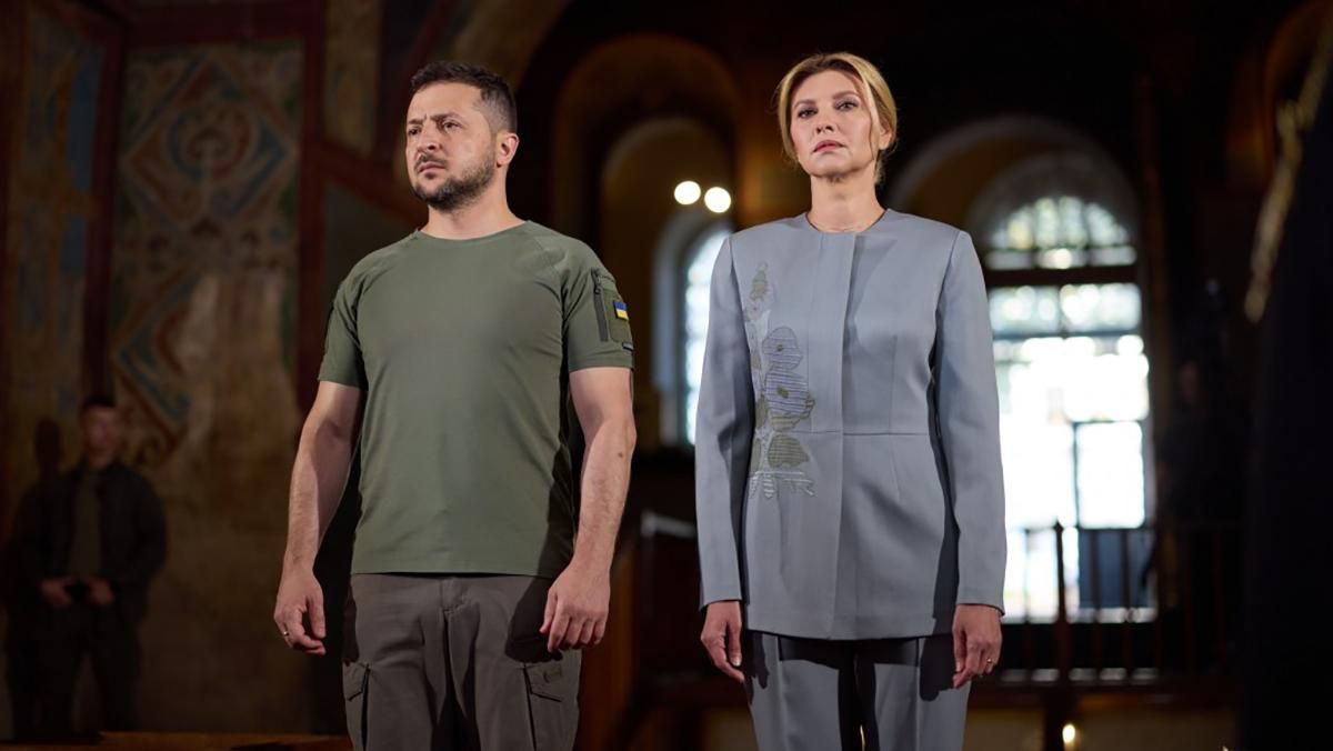 День Независимости 2022 – образ Елены Зеленской в костюме с мальвами День Независимости 2022 – образ Елены Зеленской в костюме с мальвами