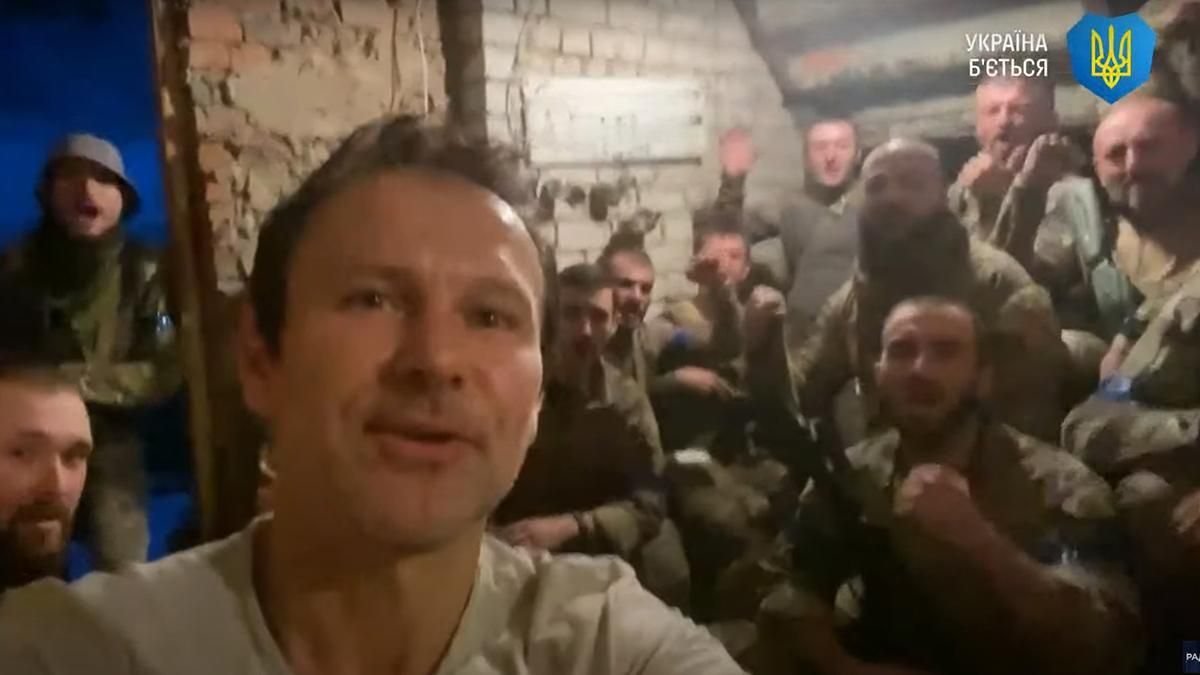 День Независимости 2022 – Святослав Вакарчук поздравил с фронта с бойцами ВСУ