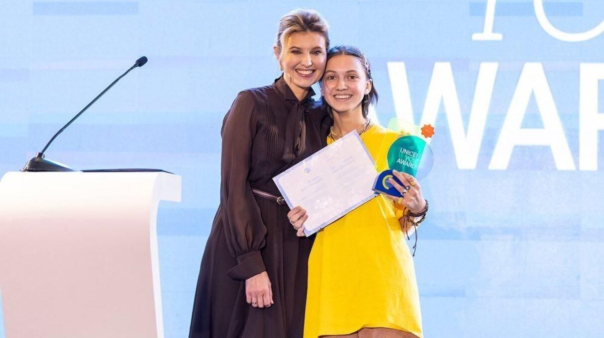 Елена Зеленская наградила премией 16-летнюю Алису из Ахтырки - фото вручение