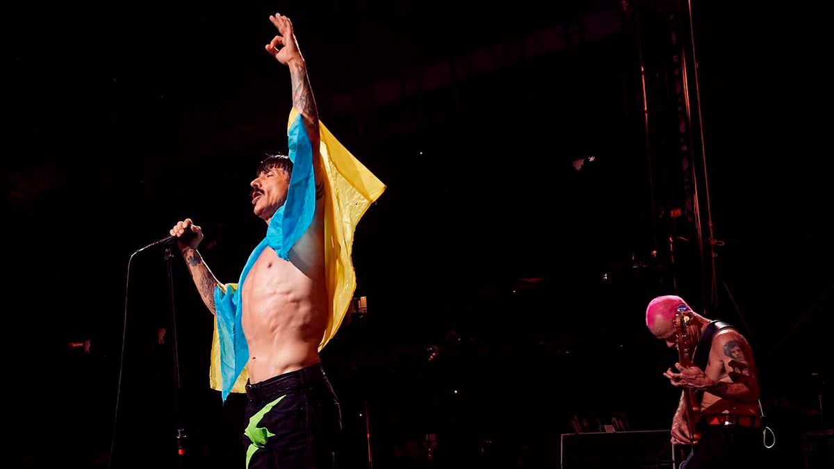 Red Hot Chili Peppers заспівали з українським прапором – фото з Маямі Red Hot Chili Peppers заспівали з українським прапором – фото з Маямі