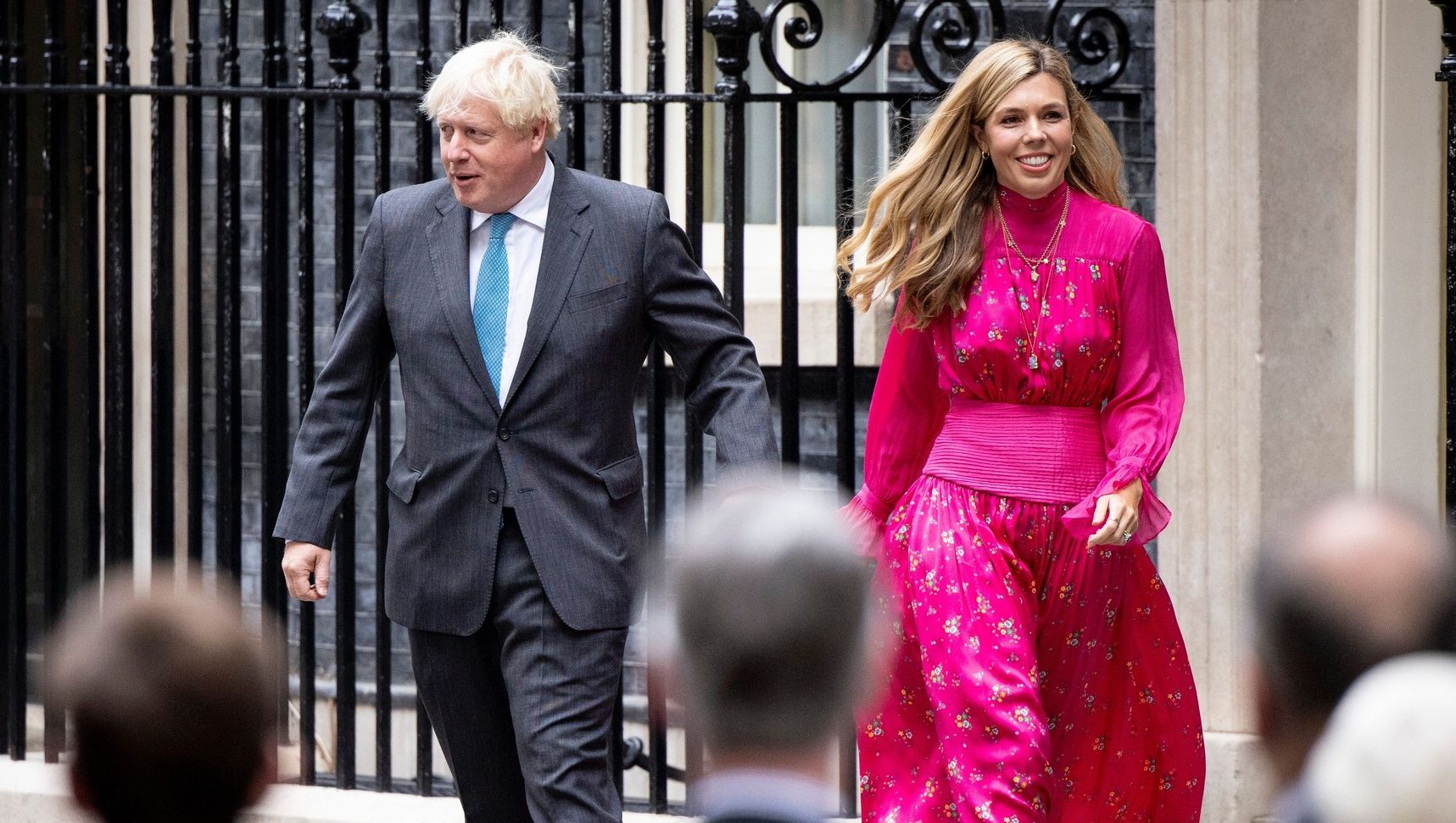 Борис Джонсон покинув резиденцію - що одягнула дружина Керрі - фото і відео Борис Джонсон покинув резиденцію - що одягнула дружина Керрі - фото і відео