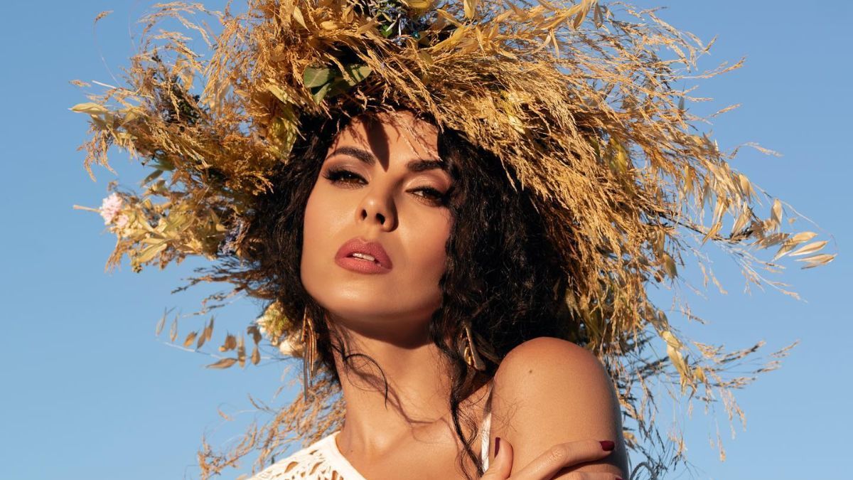 Настя Каменских позировала в вышиванке Настя Каменских позировала в вышиванке