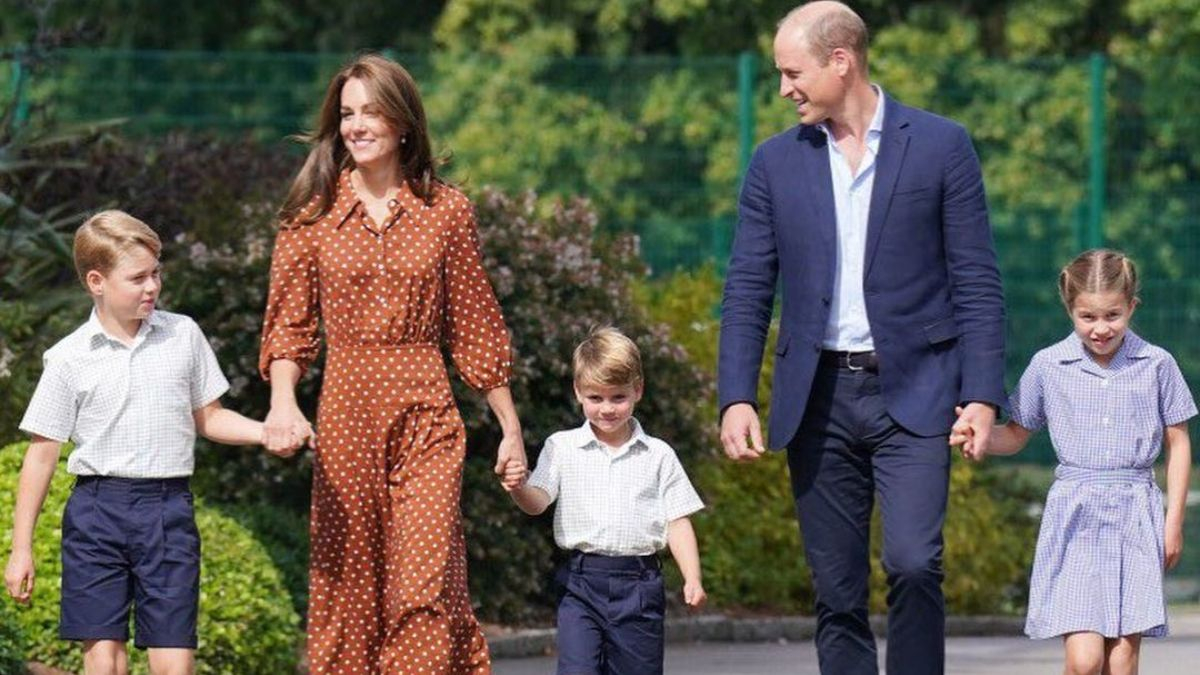 Кейт Міддлтон у коричневій сукні відвела дітей до школи – фото