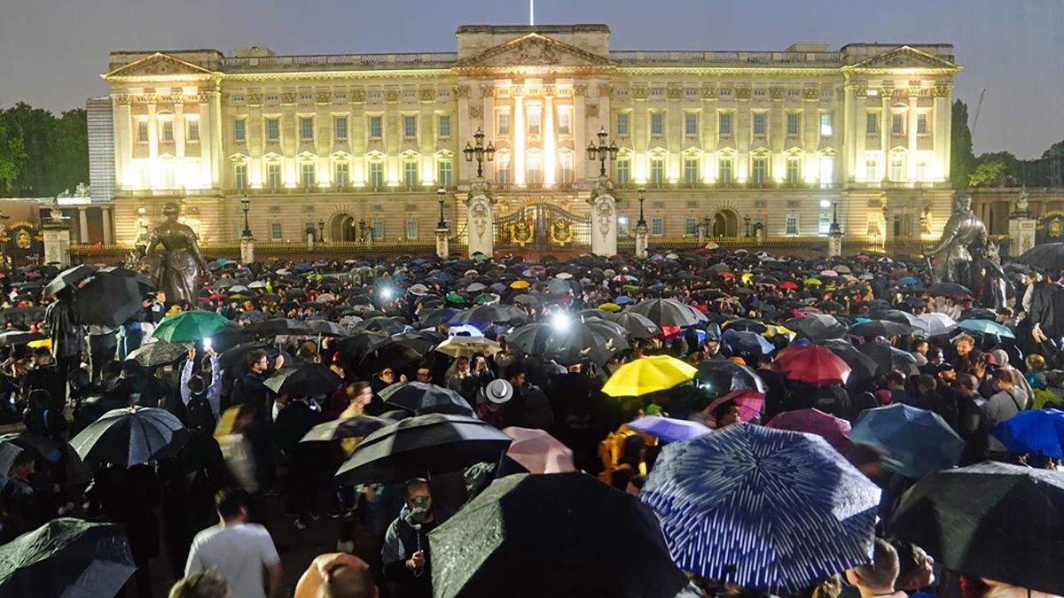 Люди несуть квіти до замку Балморал, біля Букінгемського палацу зібрався натовп Люди несуть квіти до замку Балморал, біля Букінгемського палацу зібрався натовп