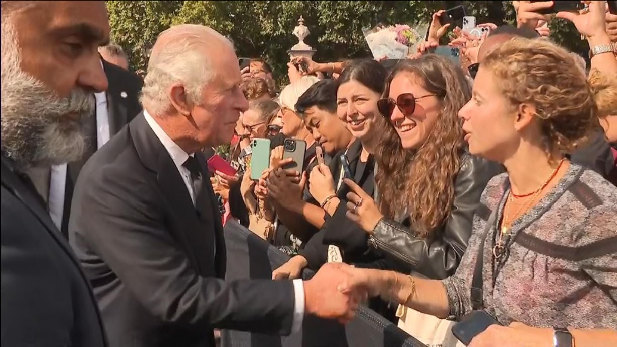 Король Чарльз впервые вышел к публике в Лондоне. Король Чарльз впервые вышел к публике в Лондоне.