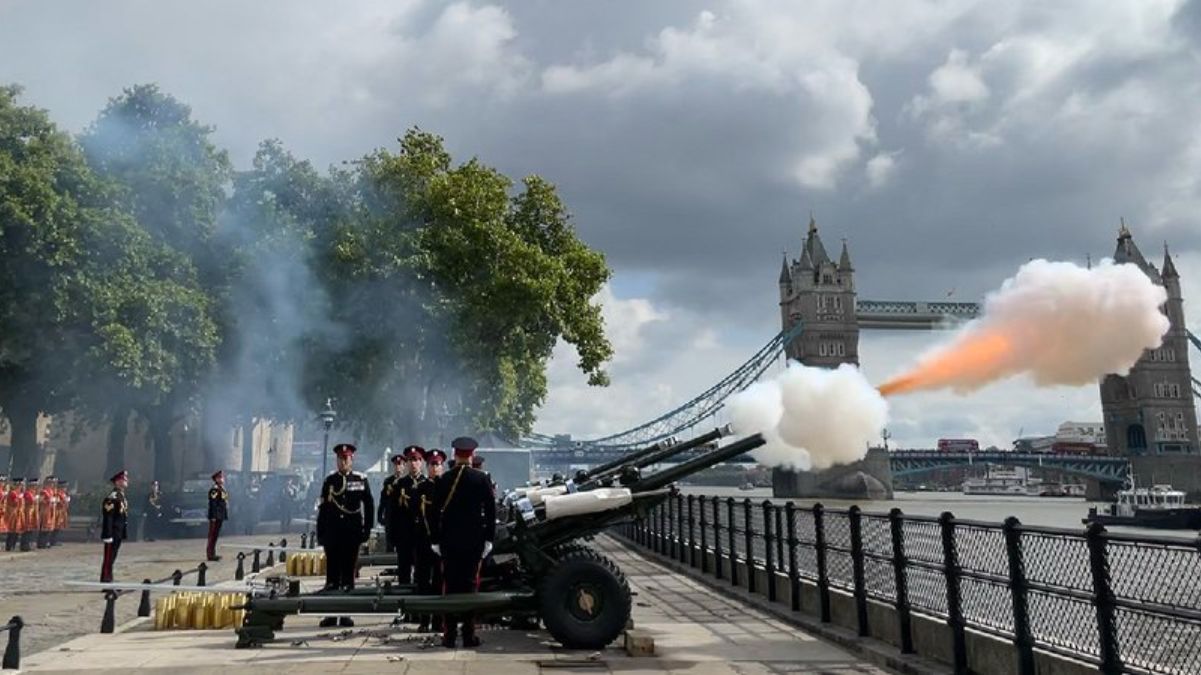 Елизавета II умерла – салют в честь ее жизни – фото и видео Елизавета II умерла – салют в честь ее жизни – фото и видео