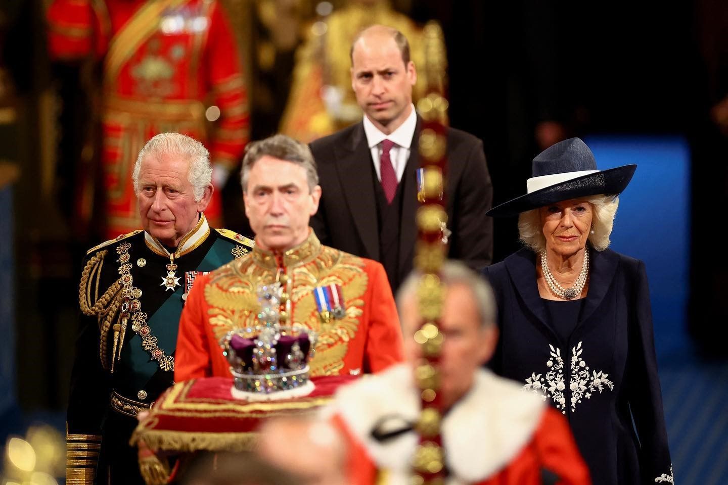 Принц Уильям удивил жестом в сторону королевы Камиллы.