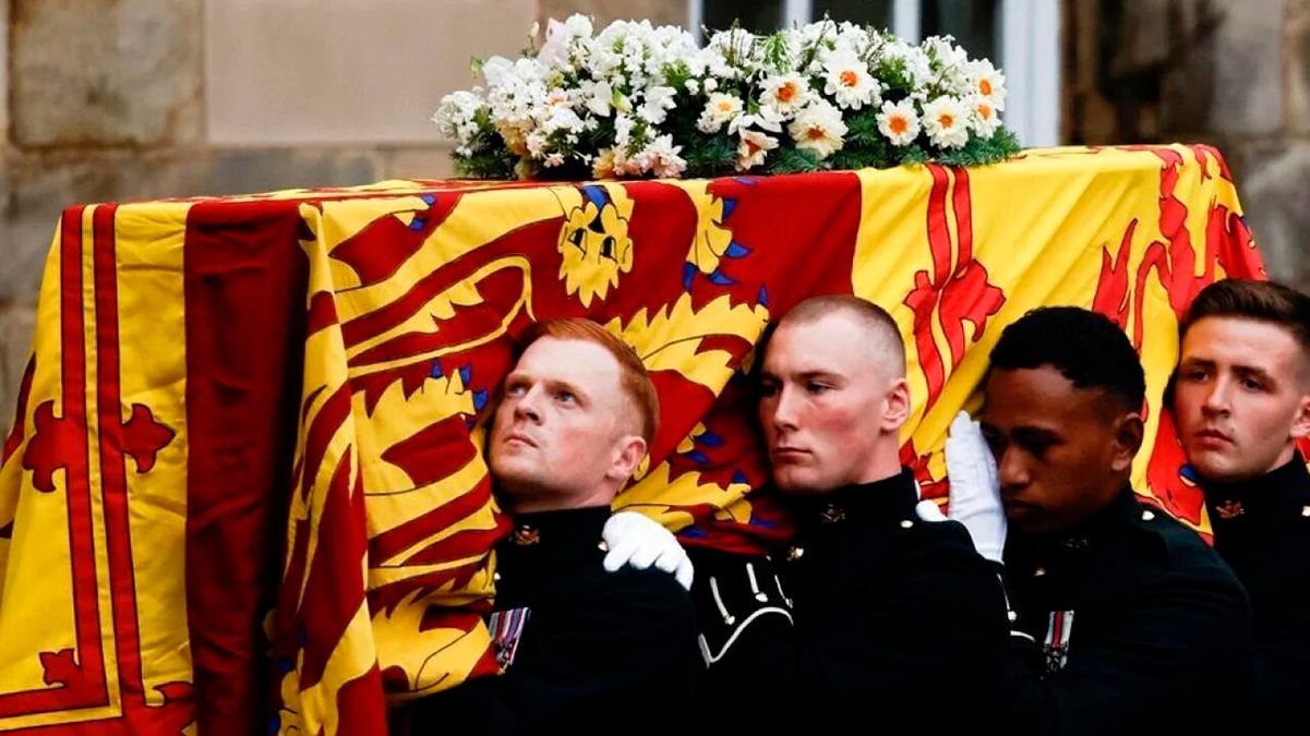 Елизавета II умерла - гроб с телом королевы в Эдинбурге Елизавета II умерла - гроб с телом королевы в Эдинбурге