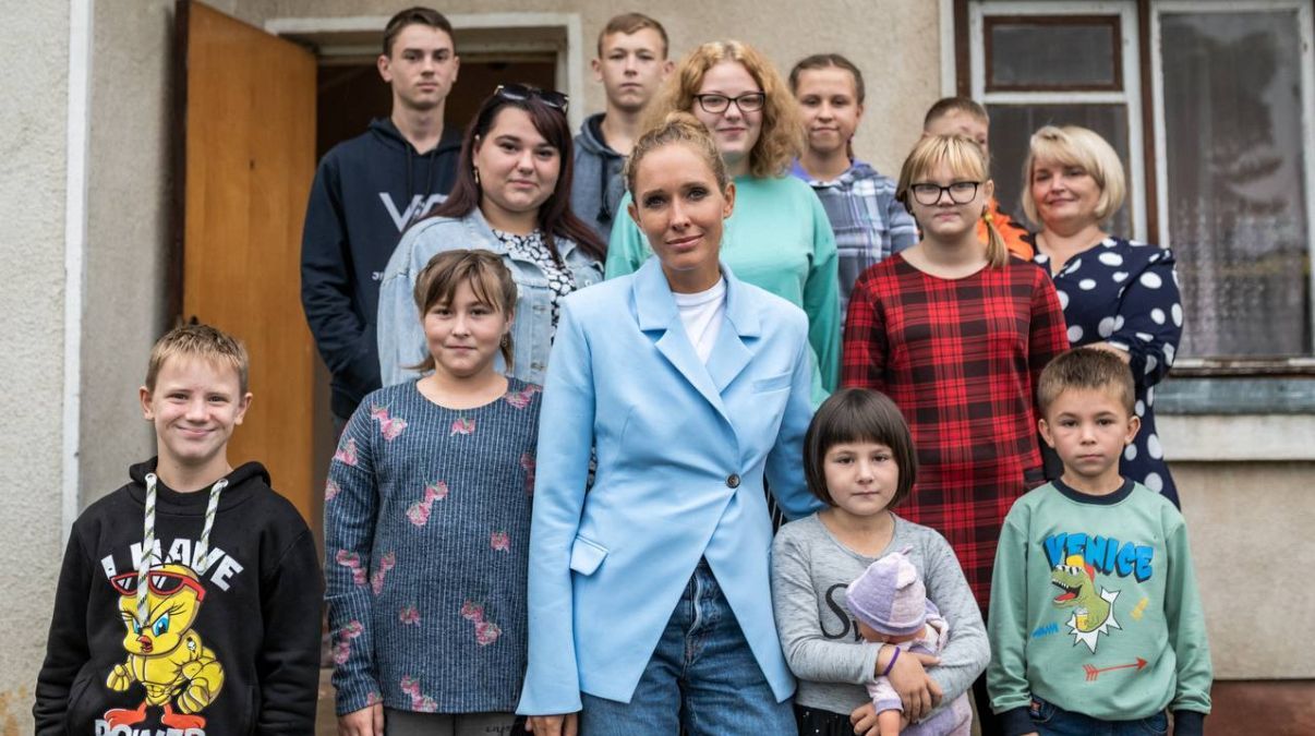 Катя Осадча збирає на житло для родини, яка опікується 10 дітьми-сиротами