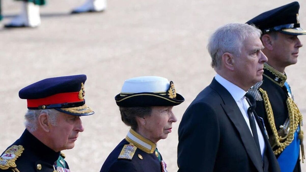 Чарльз III очолив процесію за труною Єлизавети II - як прощаються Чарльз III очолив процесію за труною Єлизавети II - як прощаються