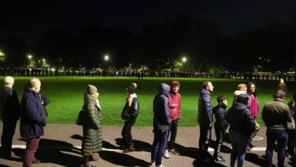 Похорон Єлизавети II – тисячі людей в Единбурзі провели ніч у черзі Похорон Єлизавети II – тисячі людей в Единбурзі провели ніч у черзі