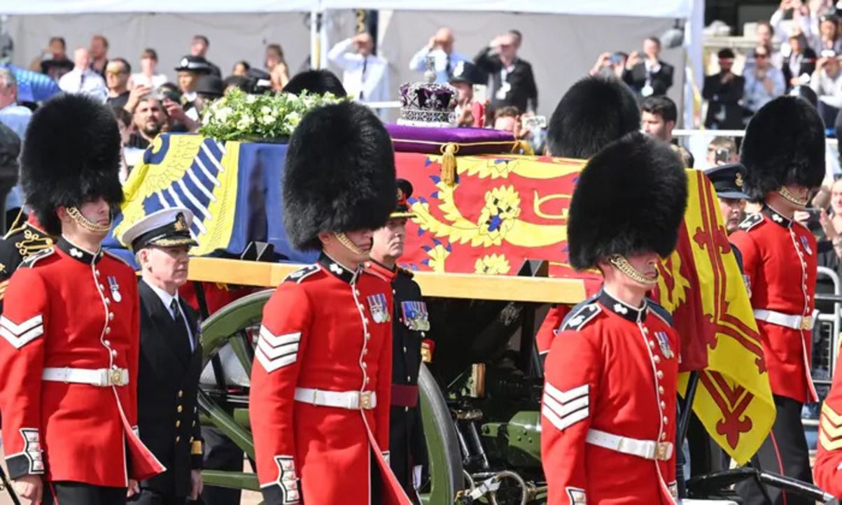 Похороны Елизаветы II - детали процессии с гробом Елизаветы II в Лондоне 