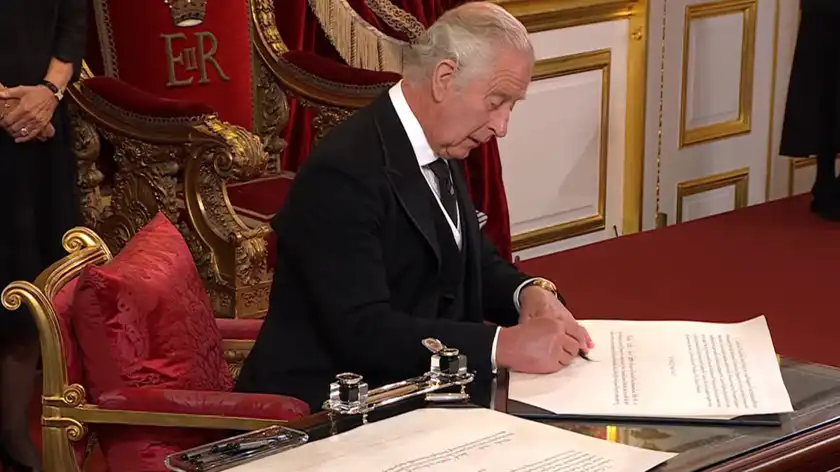 Король Чарльз III розгнівався через ручку - курйозне відео