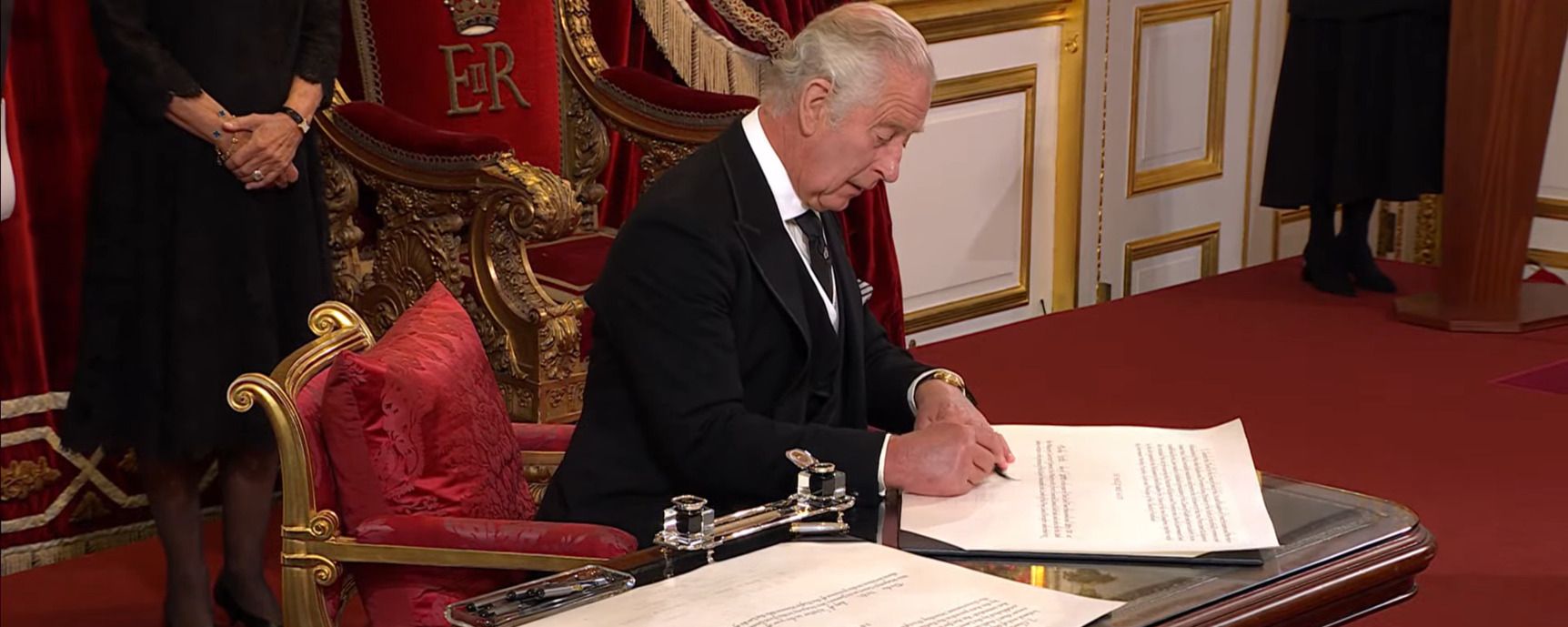 Король Чарльз III разгневался из-за ручки - курьезное видео