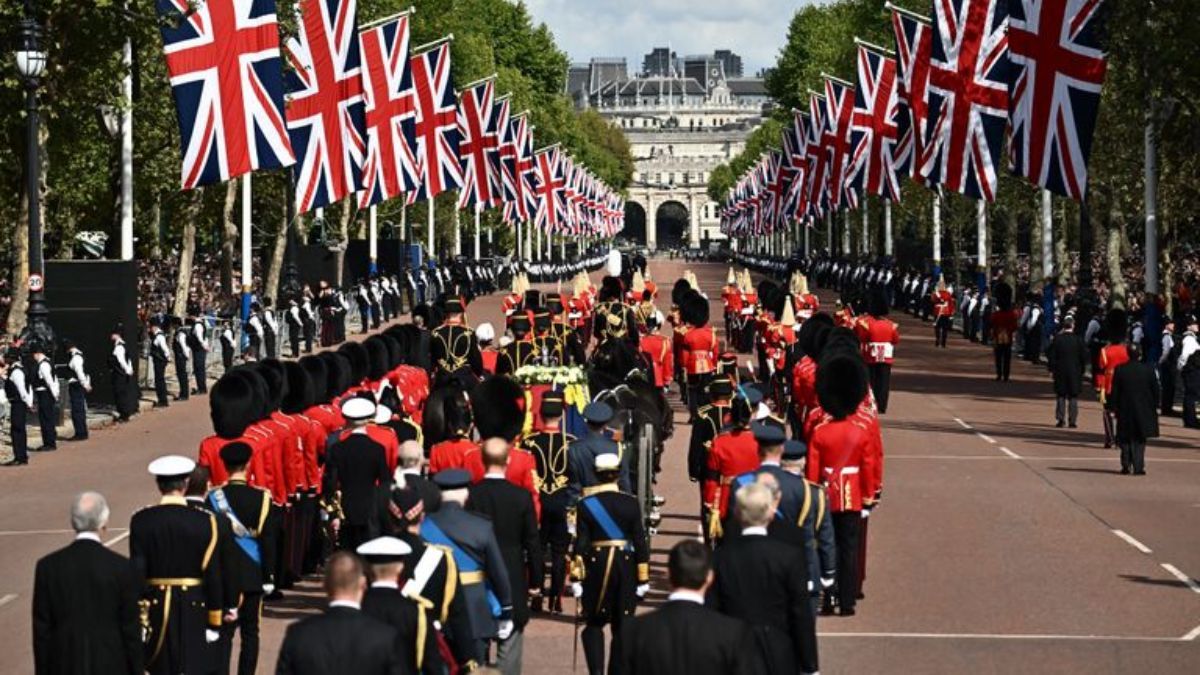 Похороны Елизаветы II – часовой потерял сознание у гроба королевы – видео Похороны Елизаветы II – часовой потерял сознание у гроба королевы – видео