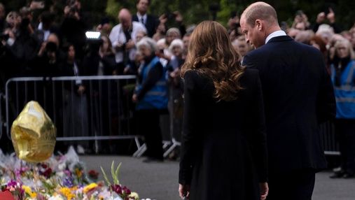 У чорній сукні та вишуканому пальті: Кейт Міддлтон приїхала в Сандрінгем побачитися з публікою