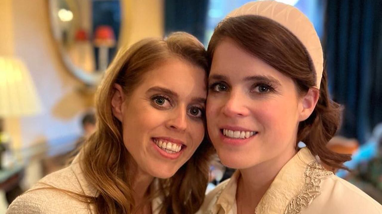 Принцессы Евгения и Беатрис высказались о смерти Елизаветы II Принцессы Евгения и Беатрис высказались о смерти Елизаветы II