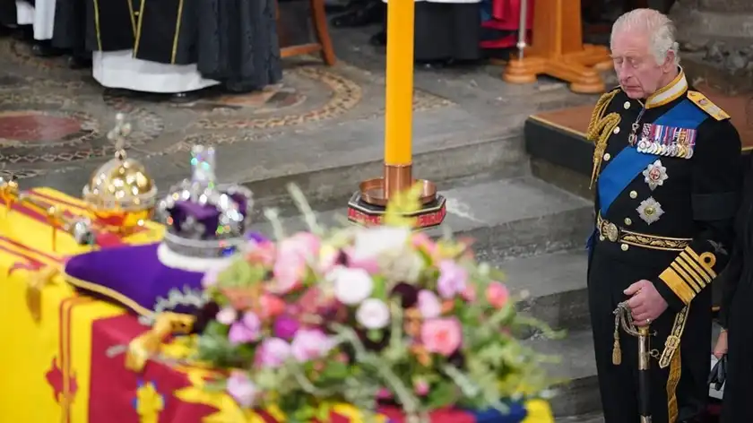 Похороны Елизаветы II - король Чарльз III оставил на гробу записку
