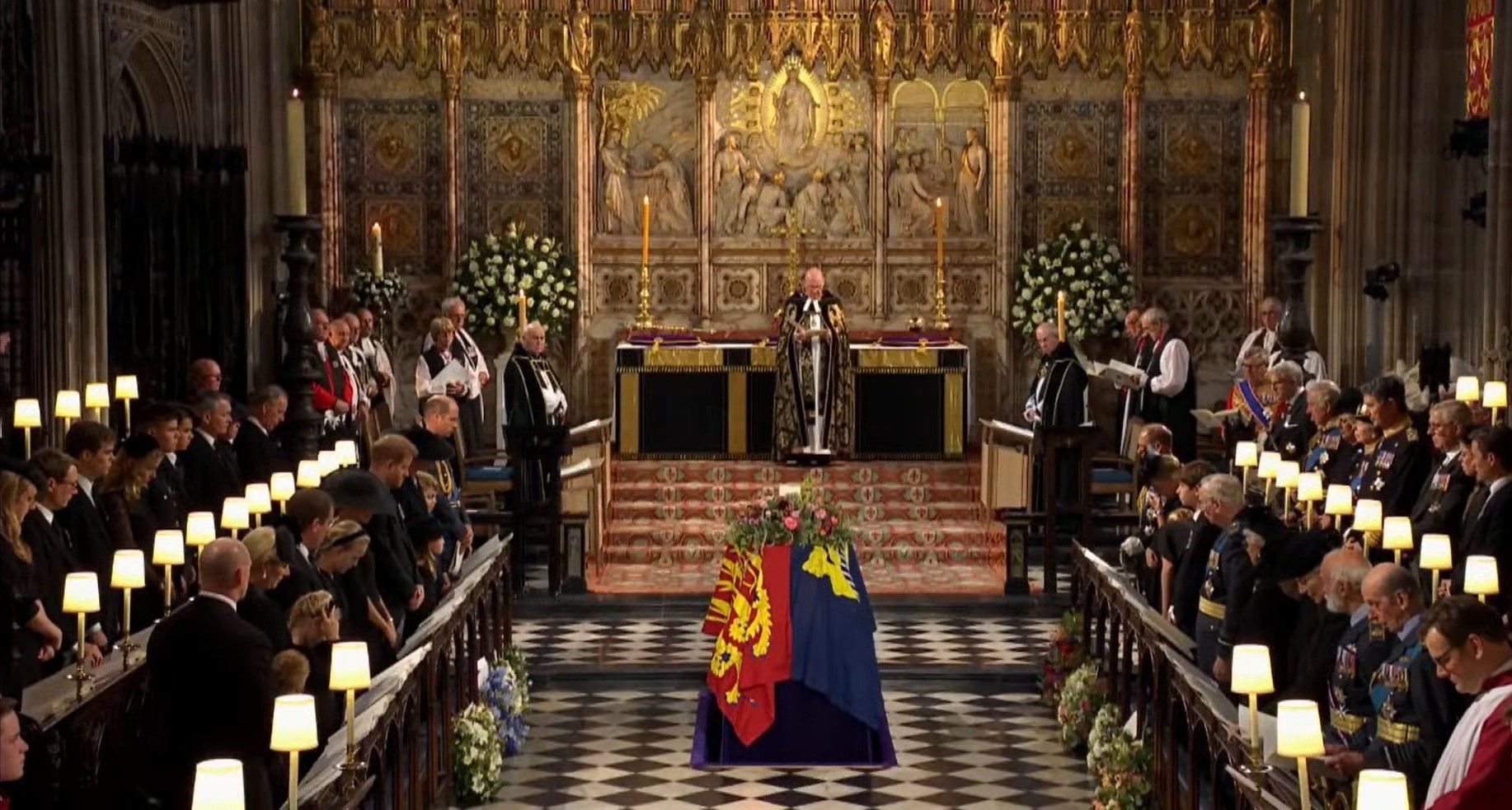 Похороны Елизаветы II - гроб опустили в Королевский склеп