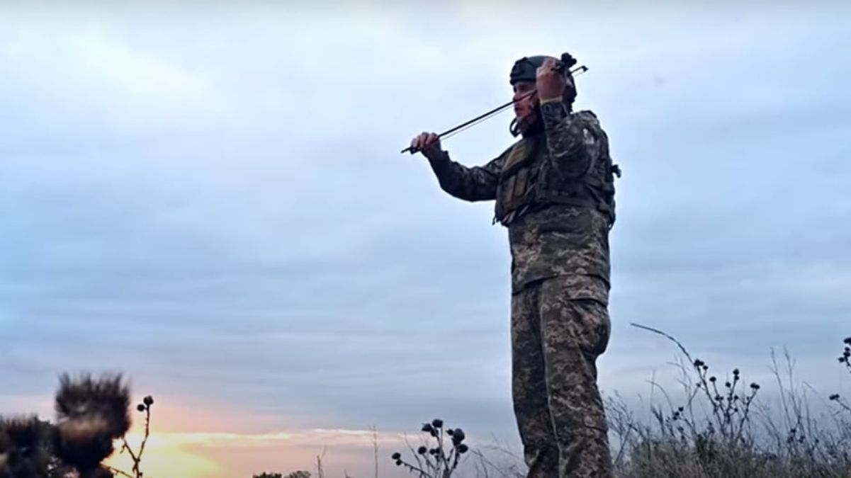 Український військовий зіграв на скрипці на передовій – відео 