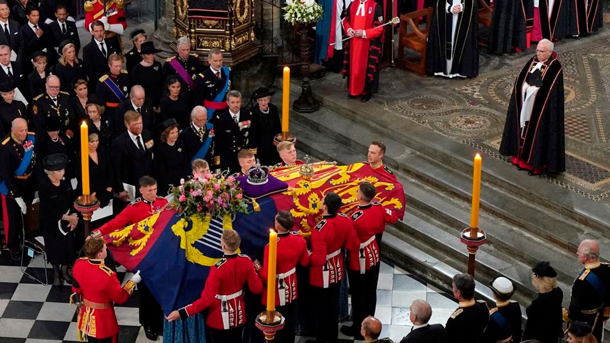 Похорон Єлизавети ІІ – київську молитву назвали російською – як обурюється мережа