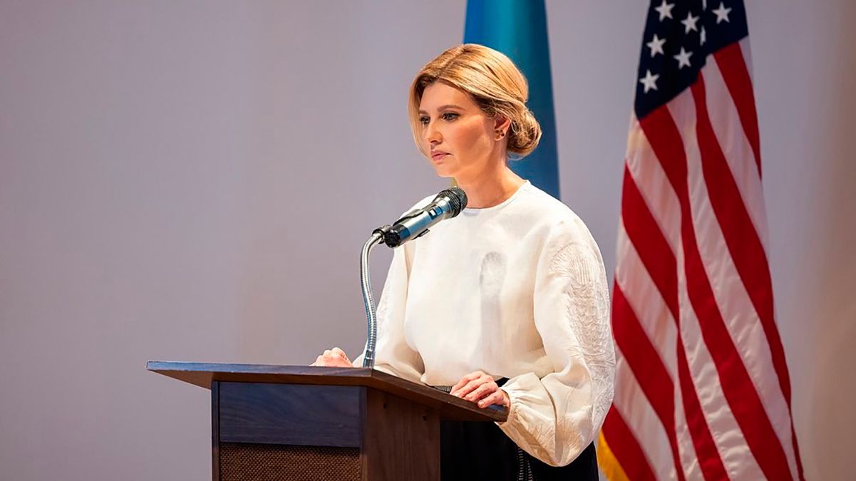 Елена Зеленская в Нью-Йорке – эффектный выход в белой вышиванке – фото, видео Елена Зеленская в Нью-Йорке – эффектный выход в белой вышиванке – фото, видео