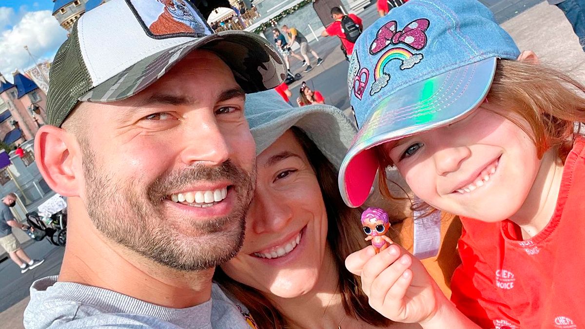 Андрій Бєдняков зустрівся з донькою у США – дівчинка розплакалася – відео Андрій Бєдняков зустрівся з донькою у США – дівчинка розплакалася – відео