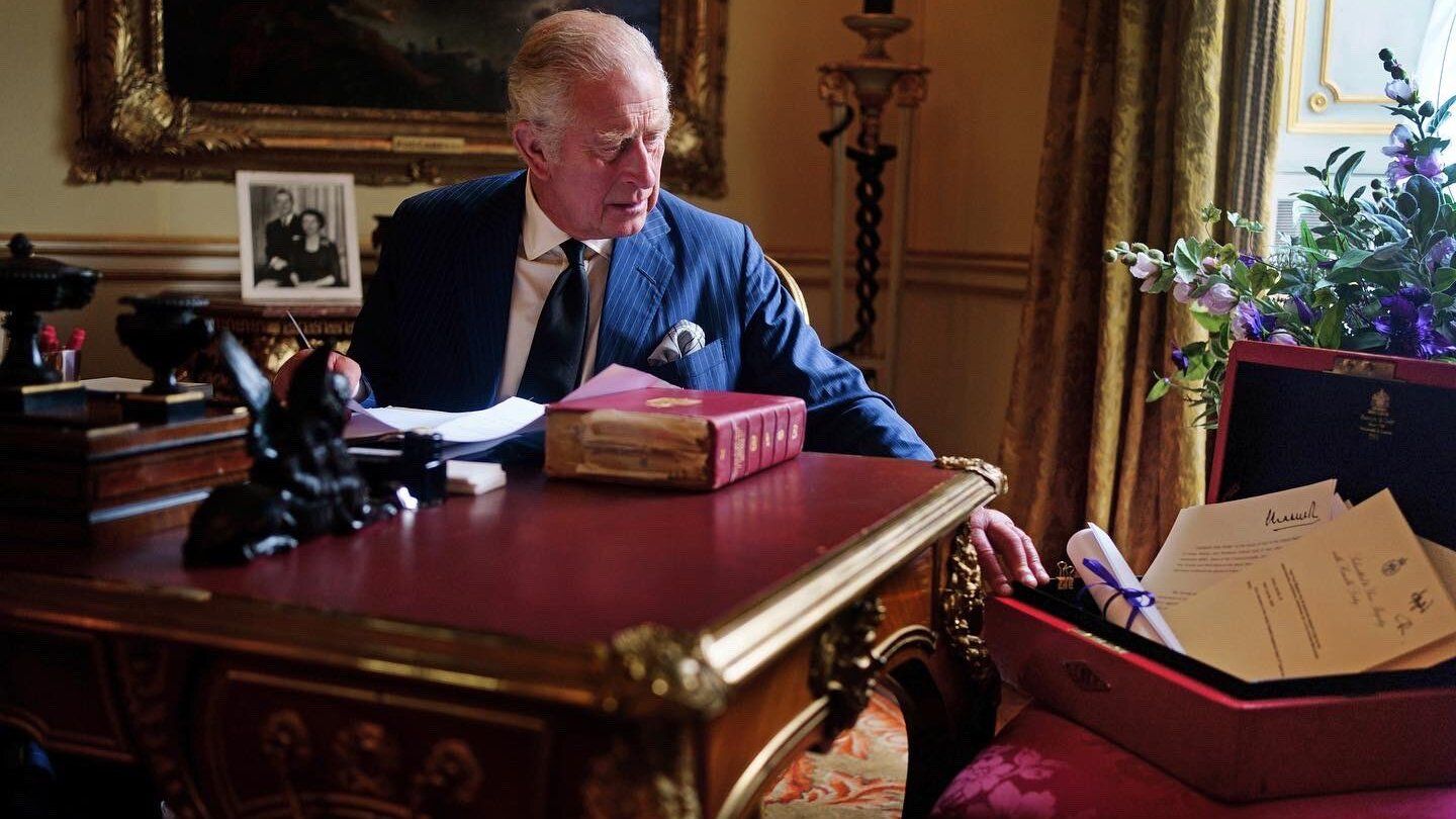 В сети показали фото Чарльза III с красным чемоданом В сети показали фото Чарльза III с красным чемоданом