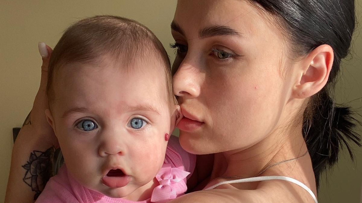 8-місячна донька Романа Сасанчина потрапила до лікарні  