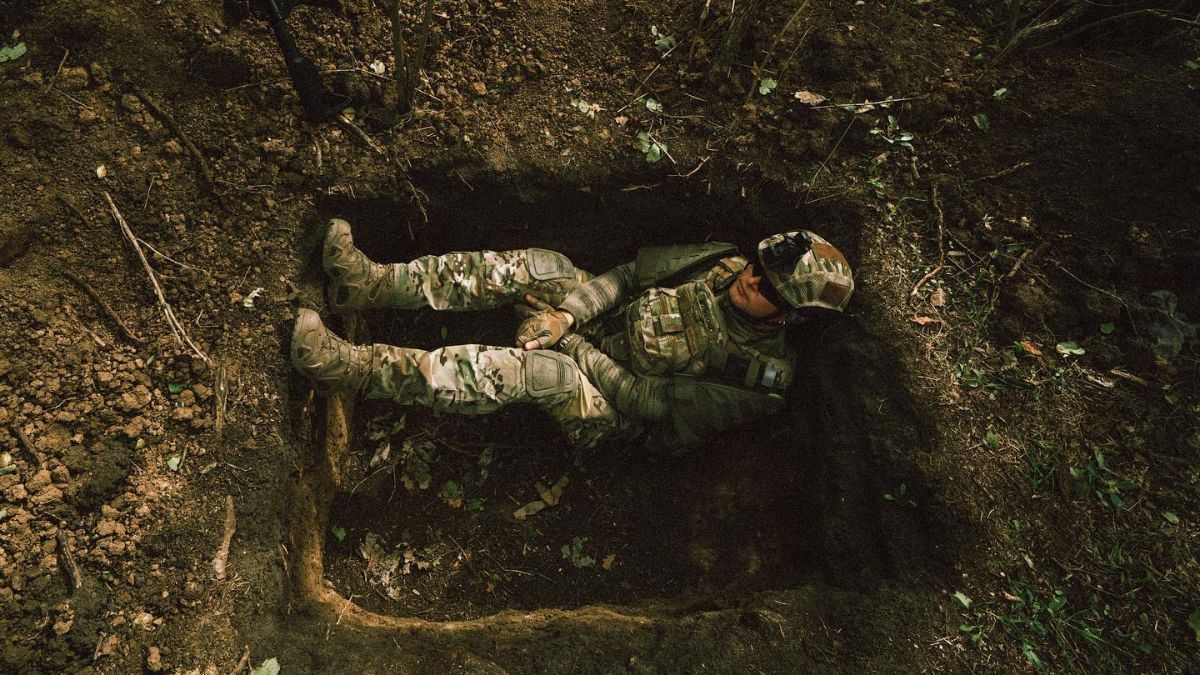 Андрій Хливнюк на передовій з автоматом та в окопі – фото Андрій Хливнюк на передовій з автоматом та в окопі – фото