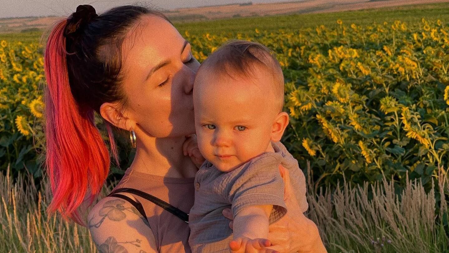 Син MamaRika зустрівся з бабусею та дідусем вперше за війну - відео Син MamaRika зустрівся з бабусею та дідусем вперше за війну - відео